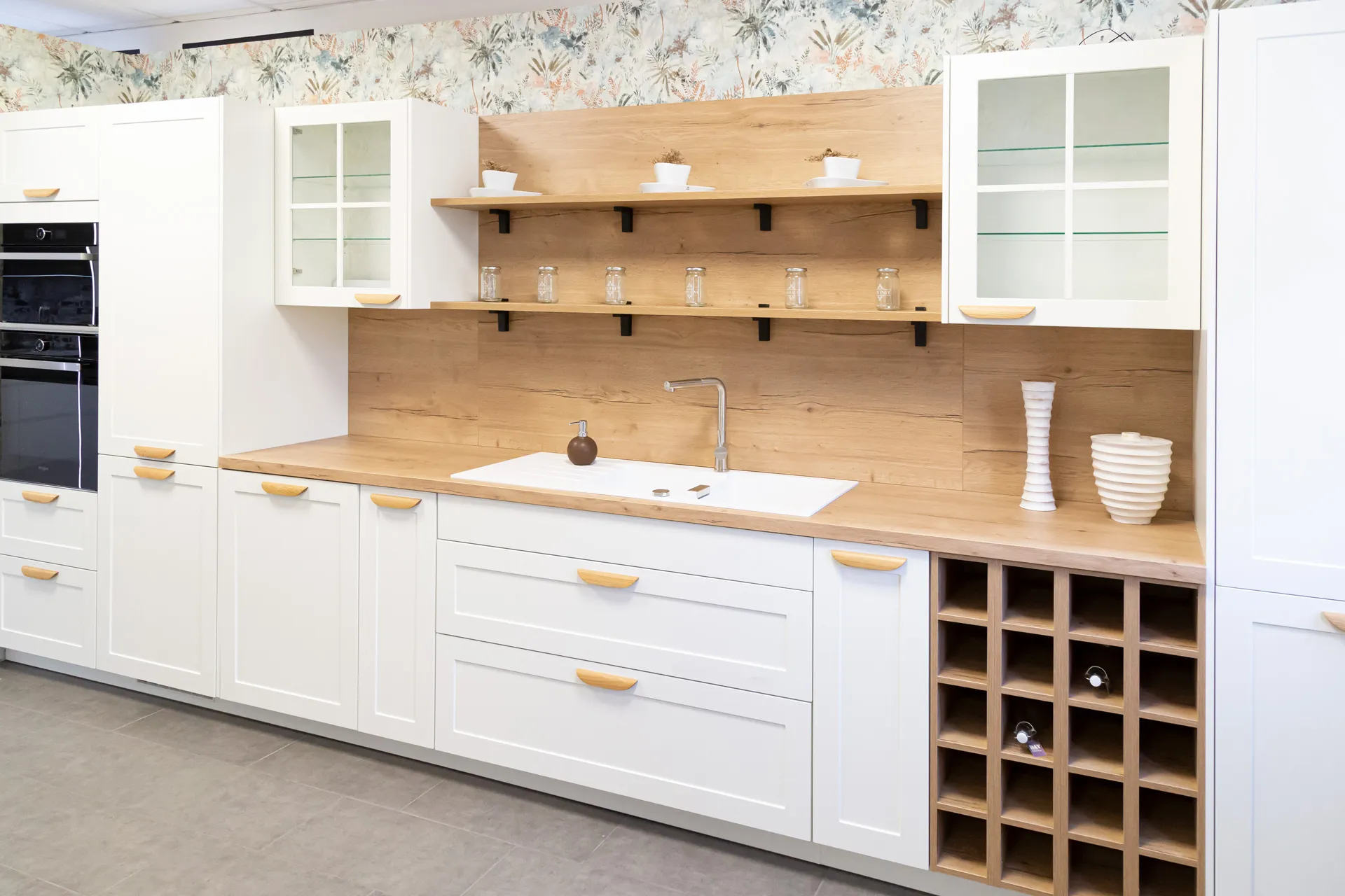 Designerkøkkener i hvidt og træ 5 Nordisk modelkøkken i hvid og træ
