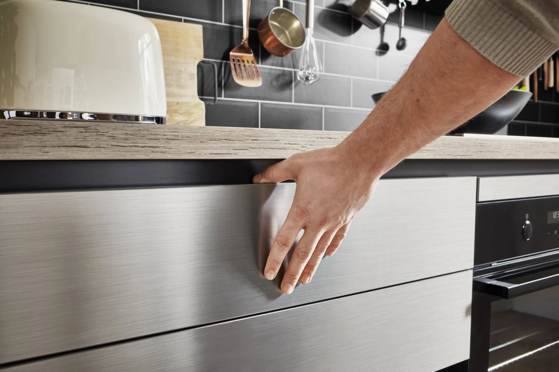 Profilé Gola ou Prise de main intégrée: Quelle est la meilleure solution pour votre cuisine?