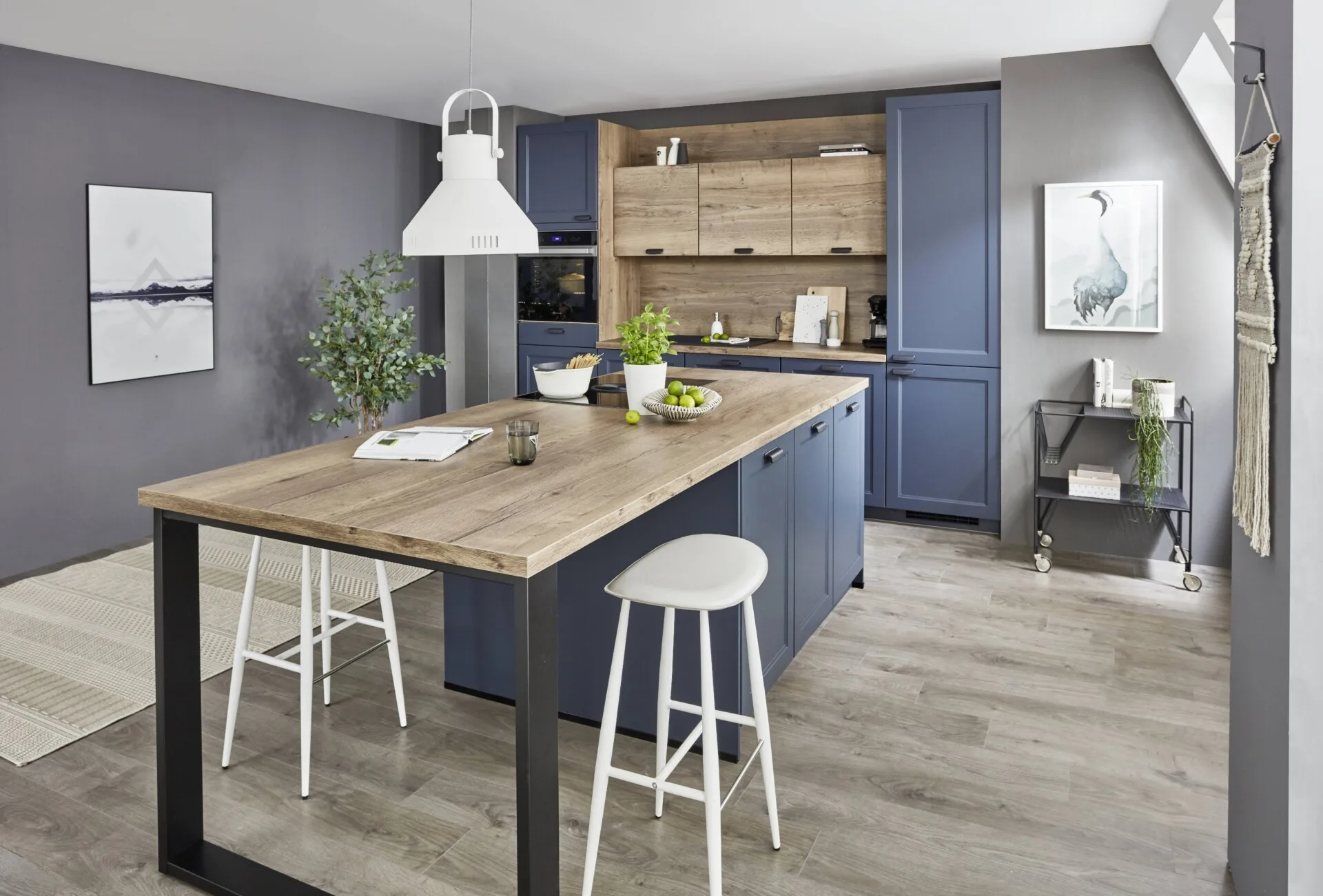 Cuisines avec coin repas. Types de bars à petit-déjeuner et idées d'aménagement 3 cuisine avec îlot et bureau