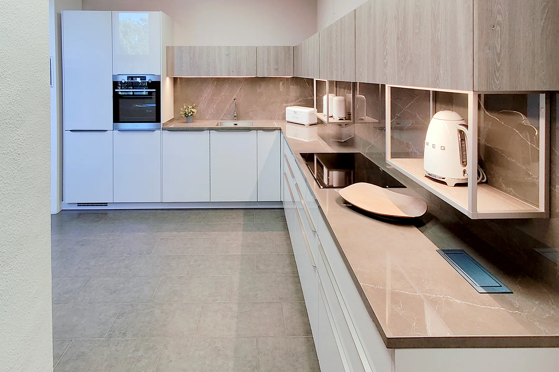 Designerkøkkener i hvidt og træ 3 Pulpis modelkøkken i hvid og træ